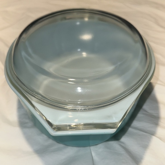 Vintage Pyrex Lace Medallion 2 1/2 Quart Casserole - Picture 2 of 16